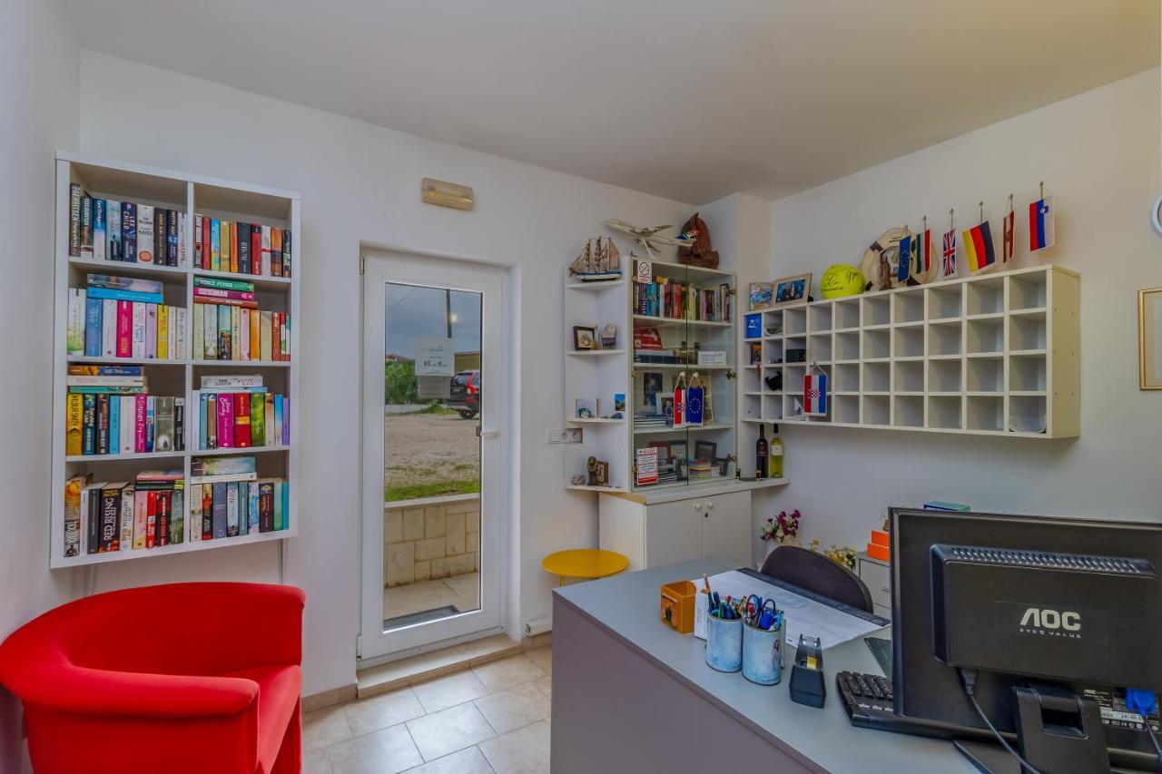 Luxury Apartments Villa Ruzmarina With New Heated Infinity Pool And Lounge Area Marusici  Εξωτερικό φωτογραφία